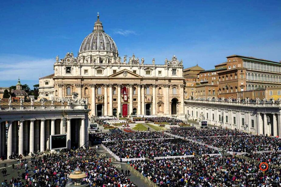 A photo of the Vatican with hundreds in attendance for Pope Francis